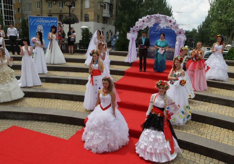 У Донецьку пройшов парад наречених