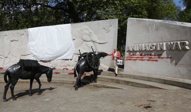В Лондоне военные мемориалы осквернили исламскими граффити