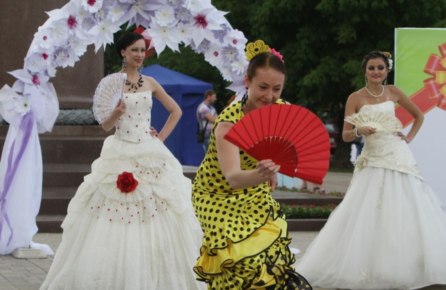 У Донецьку пройшов парад наречених