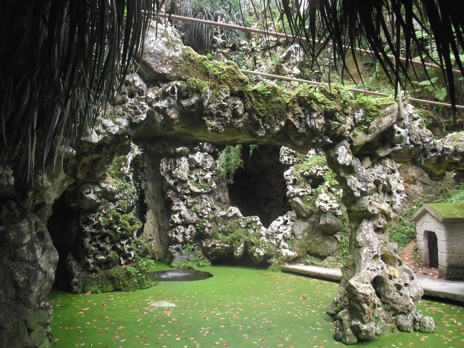 Таинственный замок с пещерами и гротами Кинта да Регалейра