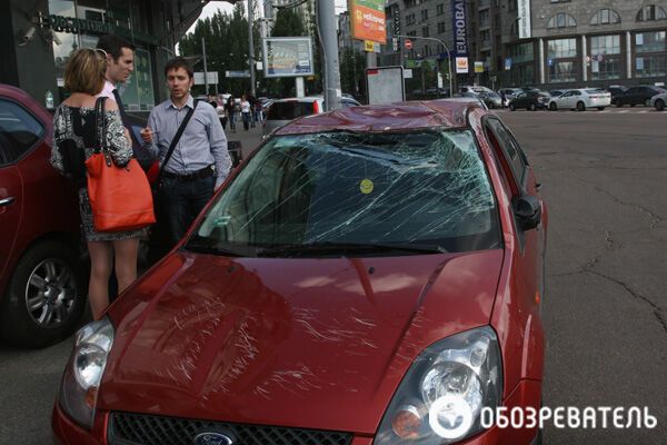 ДТП в центре Киева: перевернулась иномарка