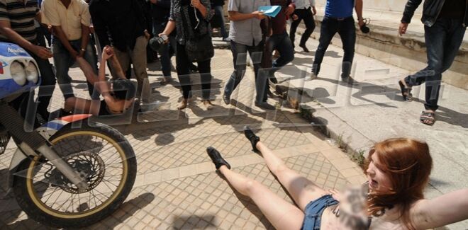Трех активисток FEMEN задержали в Тунисе