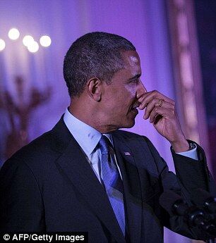 Обама появился на публике с красной помадой на воротнике