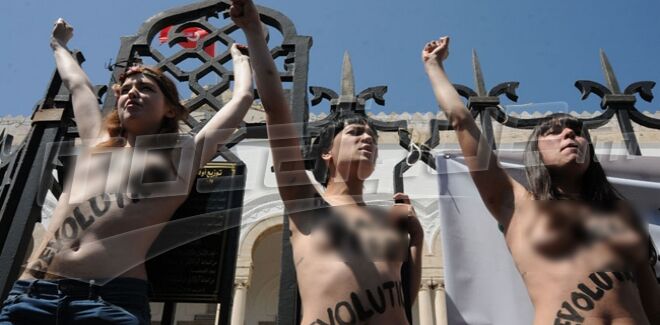 Трех активисток FEMEN задержали в Тунисе