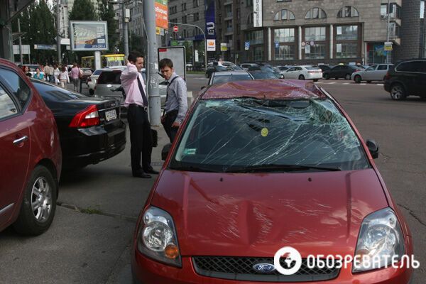ДТП в центре Киева: перевернулась иномарка