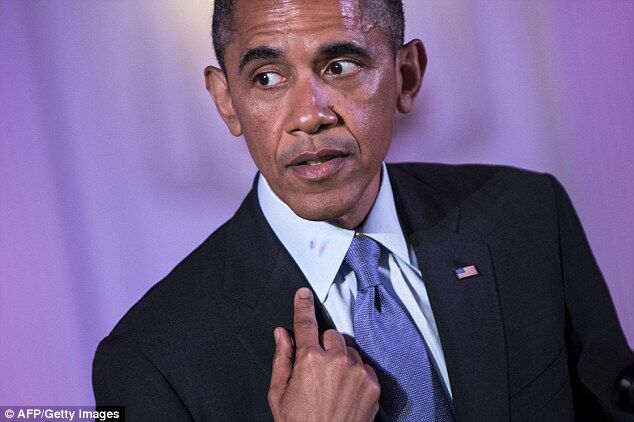 Обама з'явився на публіці з червоною помадою на комірі