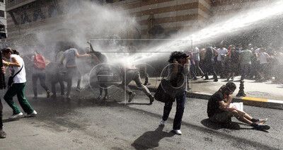 Турецька поліція розганяла маніфестантів сльозогінним газом і водометами