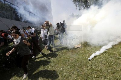 Турецкая полиция разгоняла манифестантов слезоточивым газом и водометами
