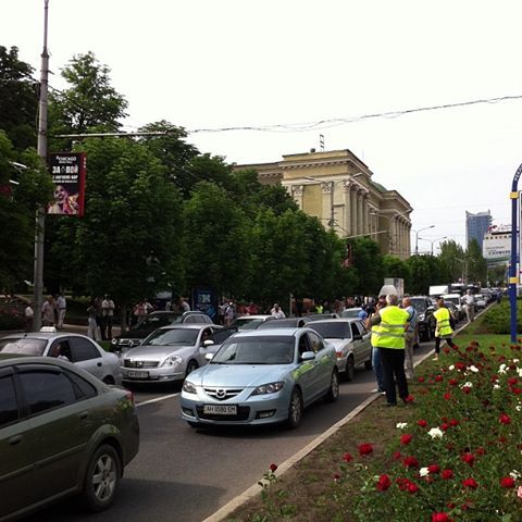 Міліція в Донецьку нарядила журналістів у салатові жилети