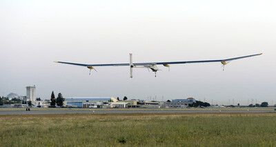 Самолет на солнечных батареях отправился в первый полет через США