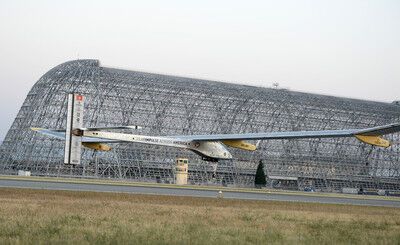 Самолет на солнечных батареях отправился в первый полет через США