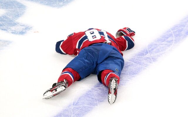 Лед и кровь. Хоккеиста нокаутировали во время матча НХЛ. Фото. Видео