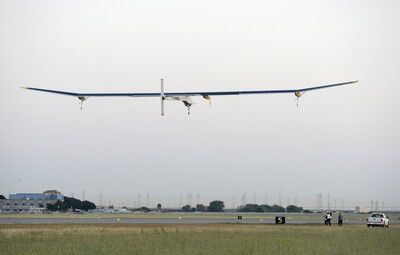 Літак на сонячних батареях вирушив у перший політ через США