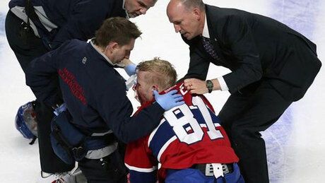 Лед и кровь. Хоккеиста нокаутировали во время матча НХЛ. Фото. Видео