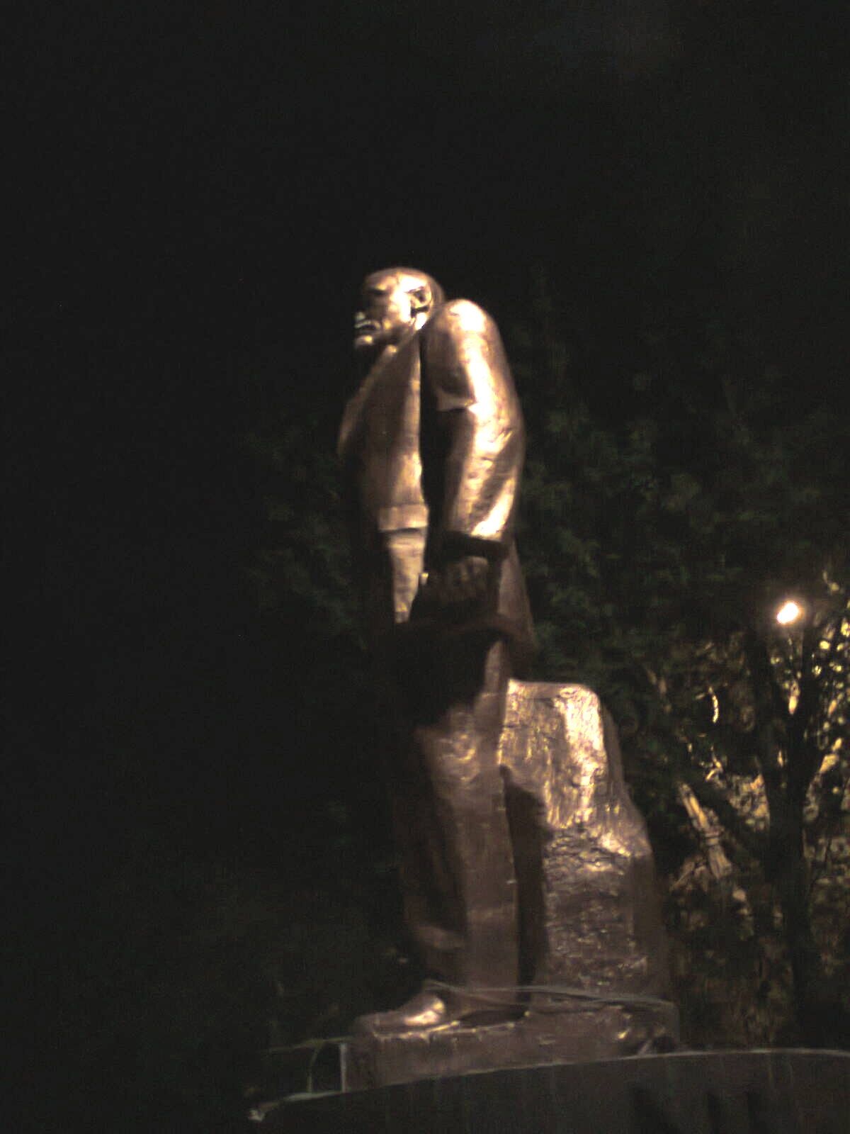 В Борисполе повредили памятник Ленину