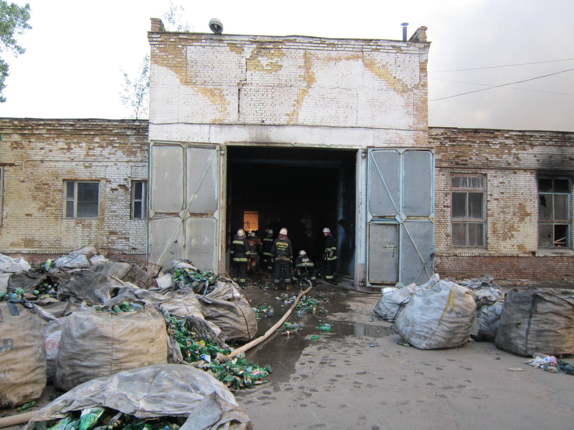 В Киеве горел склад вторсырья