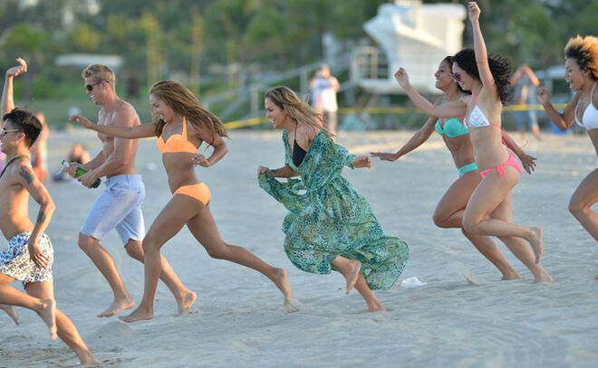 В новом клипе Дженнифер Лопес устроит вечеринку на пляже