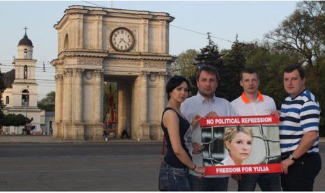 В столице Молдовы развернули баннер "Юле – свободу"