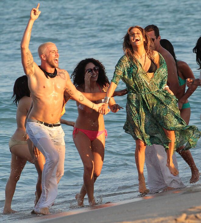 В новом клипе Дженнифер Лопес устроит вечеринку на пляже