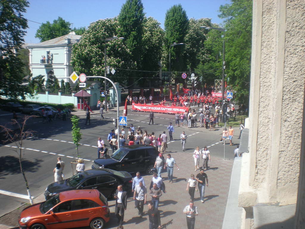 Около 1 тыс. сторонников КПУ прошлись по Крещатику