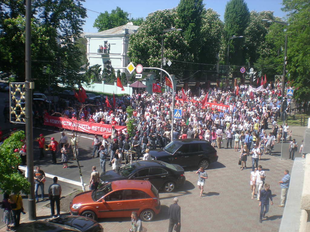 Около 1 тыс. сторонников КПУ прошлись по Крещатику