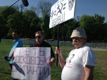 У Львові розгорнули плакати "Москалі, гоу хоум!" і "Геть, вбивці!"