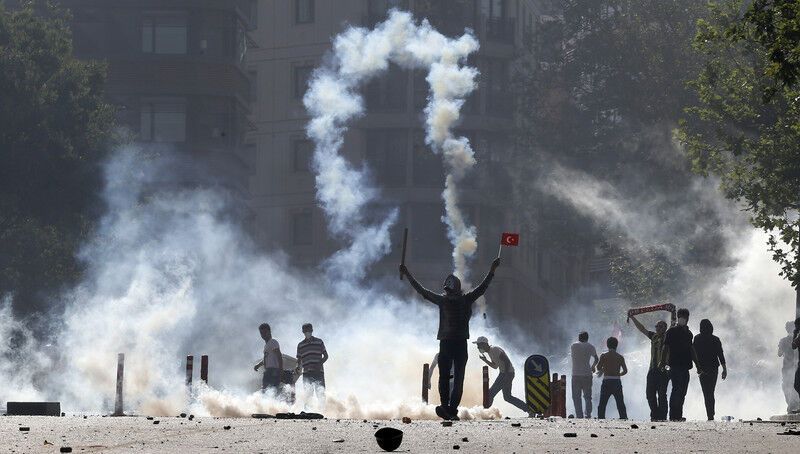 Поліція Стамбула звільнила площа для демонстрантів