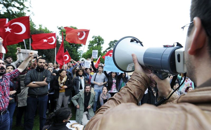 Поліція Стамбула звільнила площа для демонстрантів