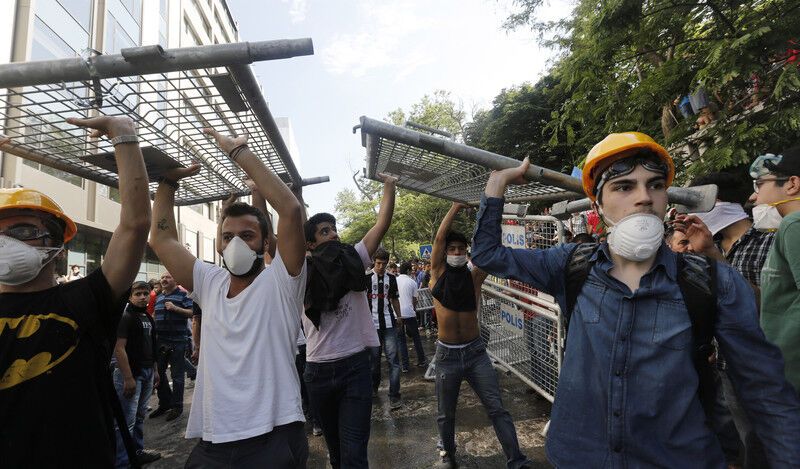 Полиция Стамбула освободила площадь для демонстрантов