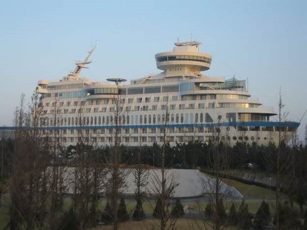 Sun Cruise. Отель в виде корабля на скале в Южной Корее