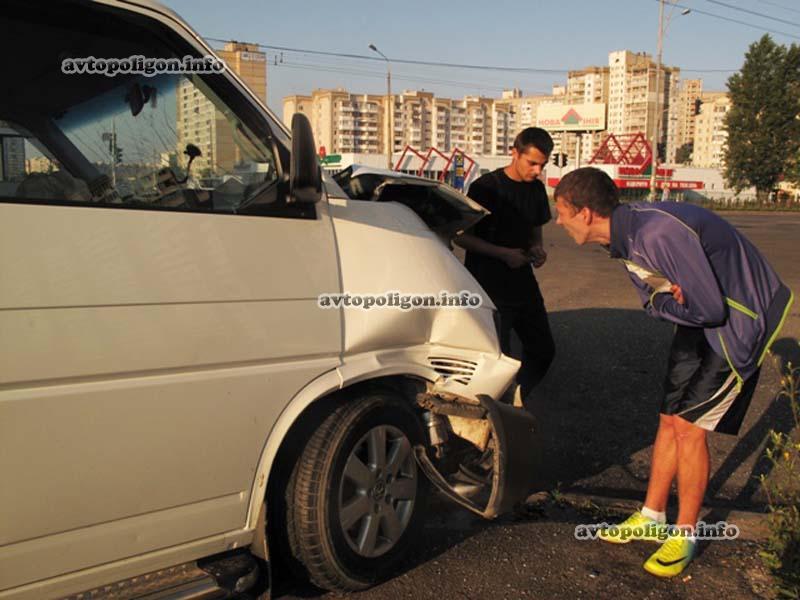 Кровавое ДТП в Киеве: микроавтобус протаранил легковушку