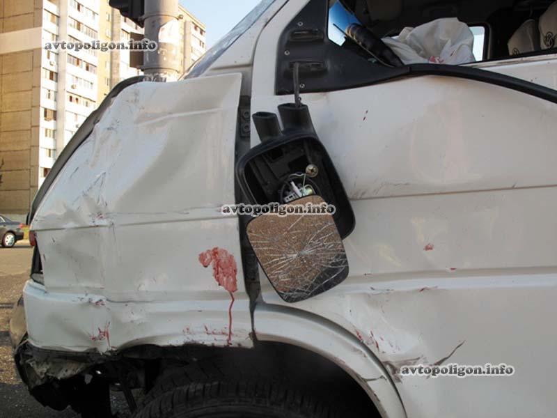 Кровавое ДТП в Киеве: микроавтобус протаранил легковушку