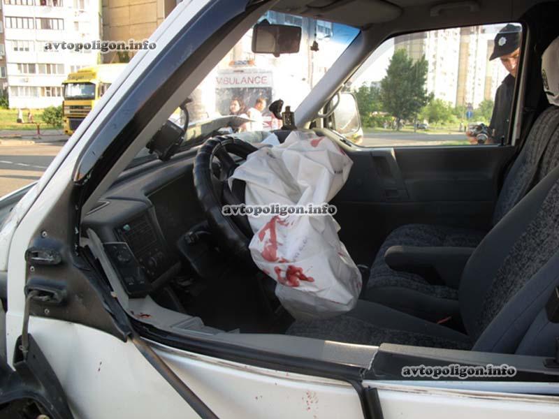 Кровавое ДТП в Киеве: микроавтобус протаранил легковушку