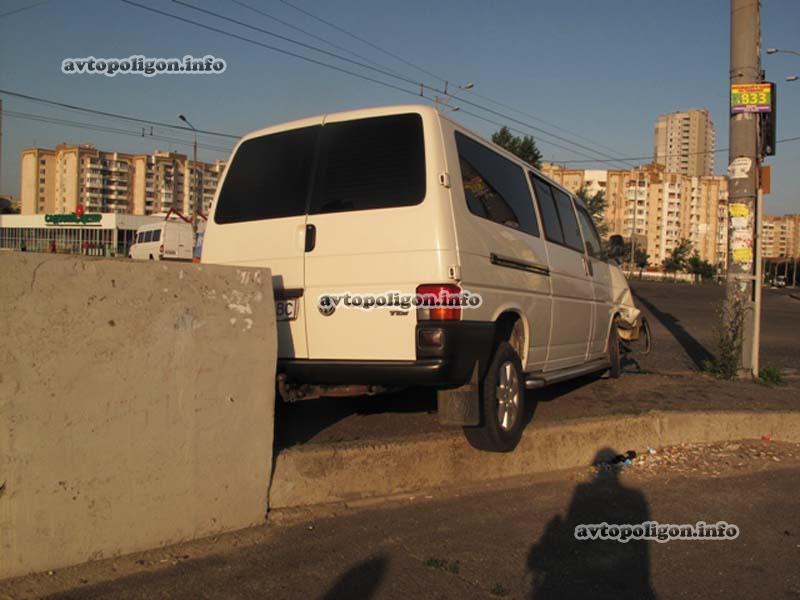 Кровавое ДТП в Киеве: микроавтобус протаранил легковушку