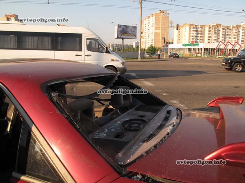 Кровавое ДТП в Киеве: микроавтобус протаранил легковушку