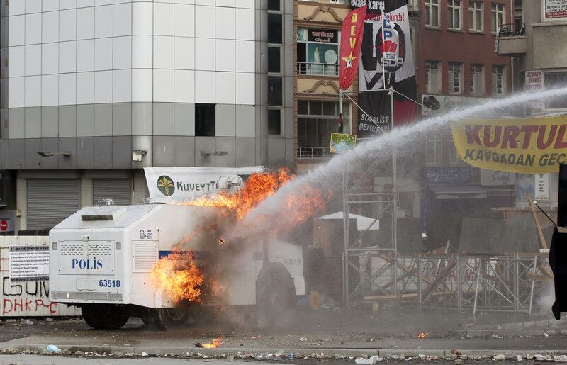 Стамбульская полиция вытеснила демонстрантов с площади