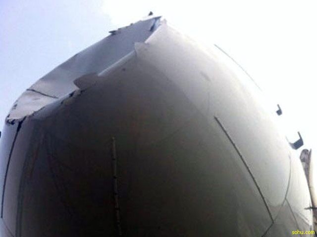 Китайский авиалайнер столкнулся в небе с неопознанным объектом