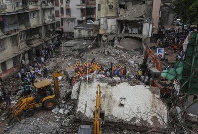 Число жертв обвалення будинку в Мумбаї зросла до 10