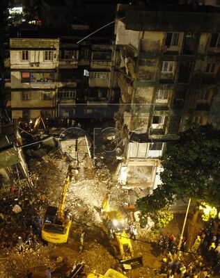 Число жертв обвалення будинку в Мумбаї зросла до 10