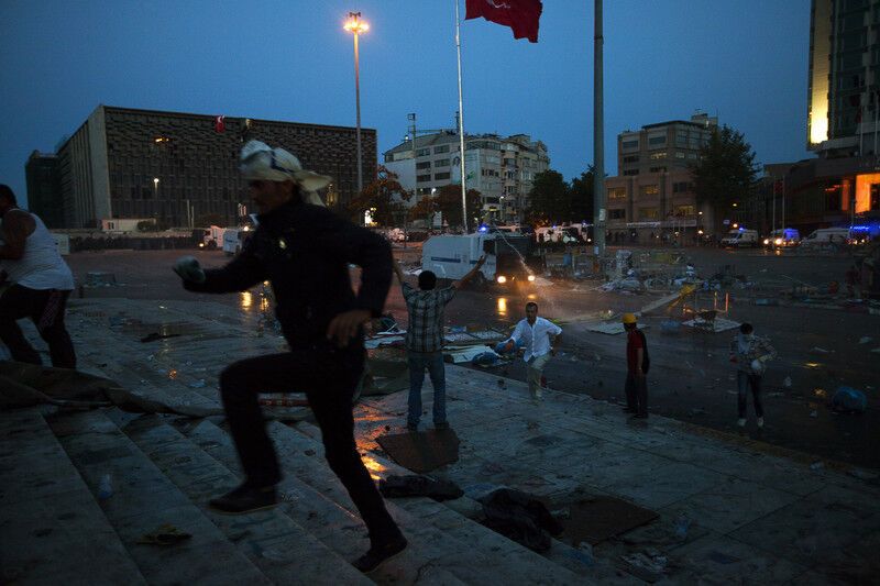 Эрдоган встретится с оппозицией после ночи столкновений