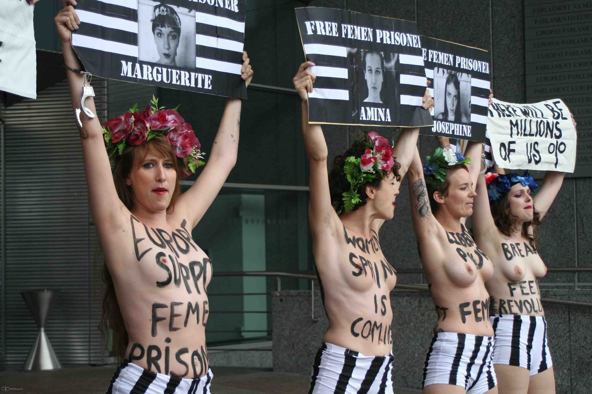 Активістки FEMEN влаштували топлес-акцію біля стін Європарламенту