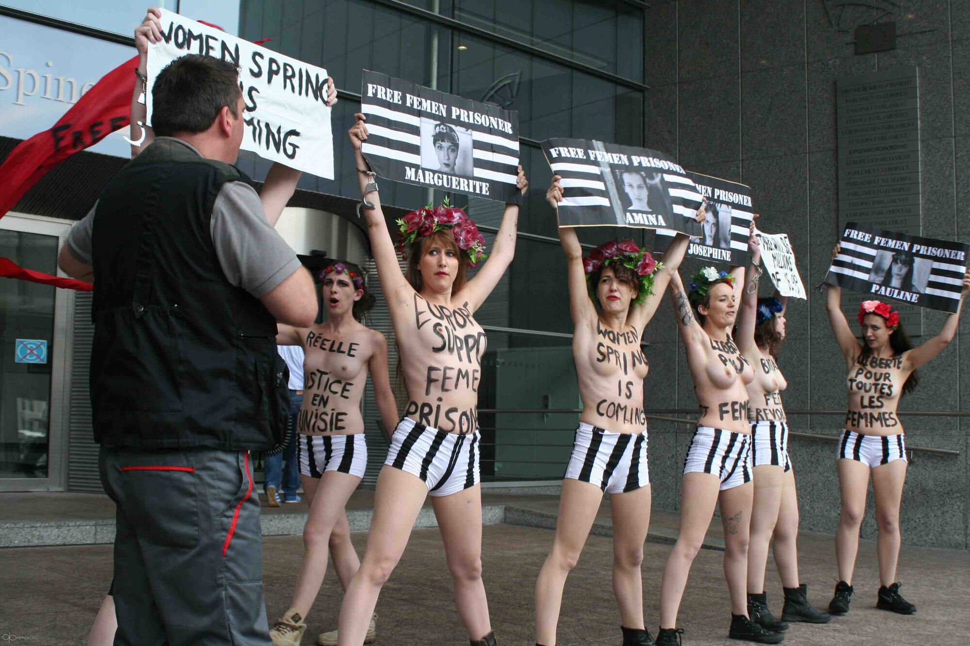 Активистки FEMEN устроили топлес-акцию у стен Европарламента