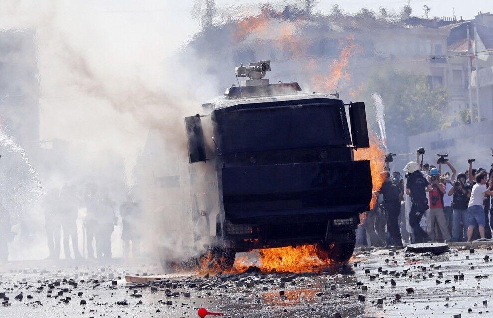 Жестокий разгон протестующих в Турции