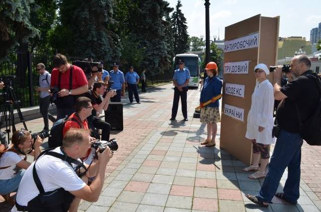 Гигантский трудовой кодекс упал на рабочих под Радой