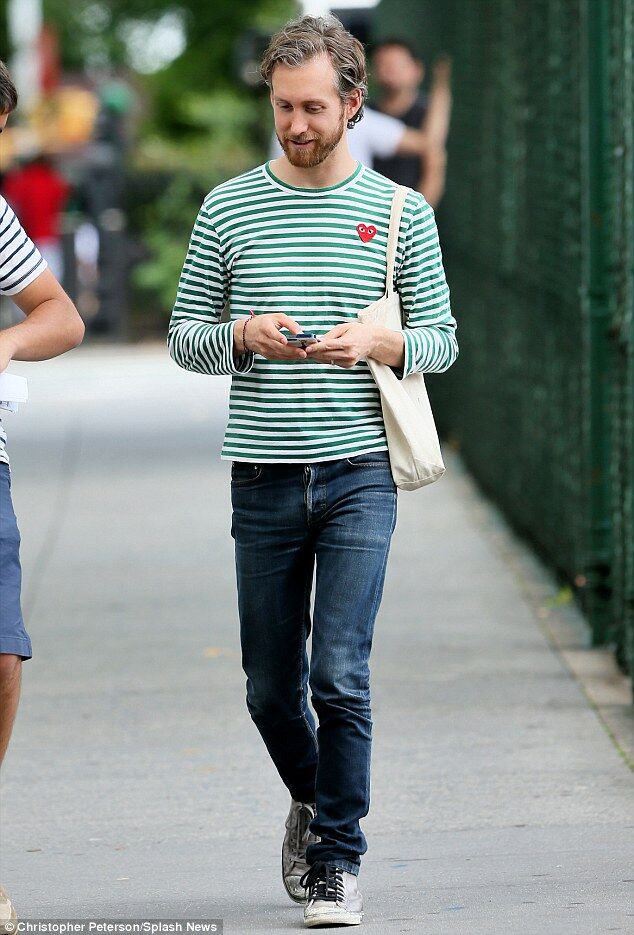 Энн Хэтэуэй тащит гитару на работу 