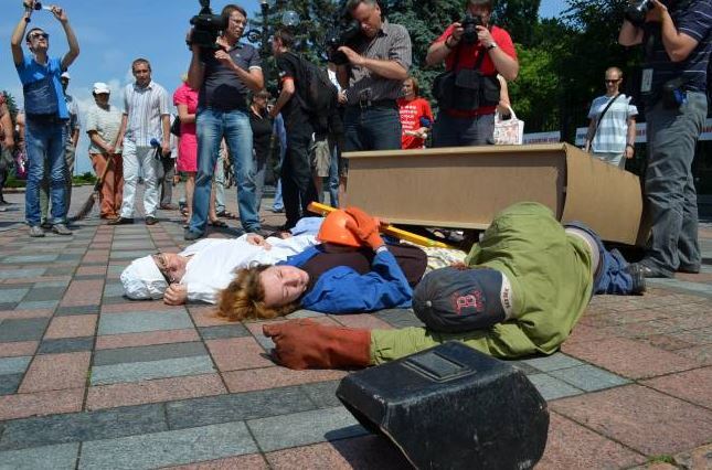 Гигантский трудовой кодекс упал на рабочих под Радой