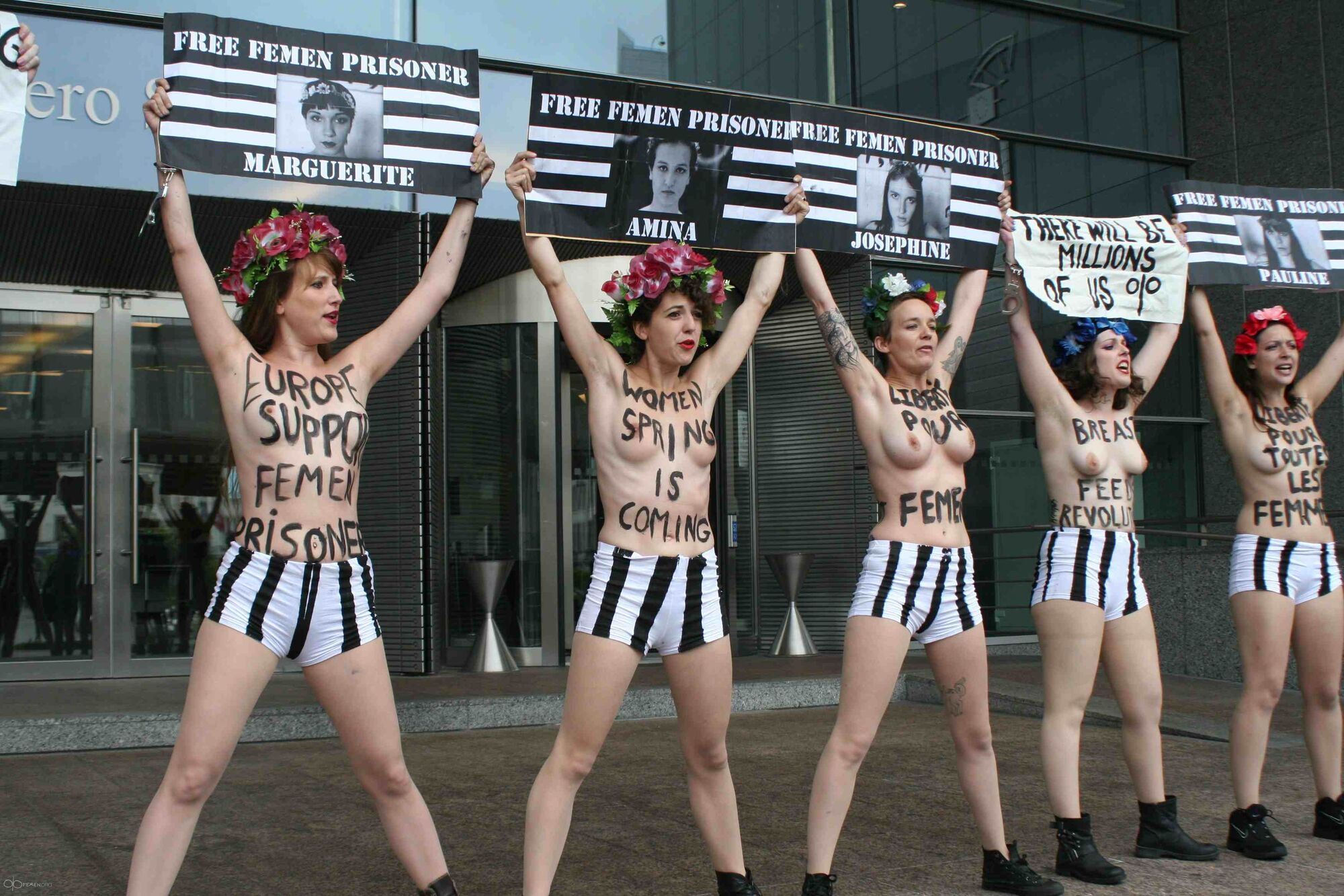Активістки FEMEN влаштували топлес-акцію біля стін Європарламенту