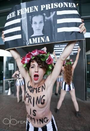 Активістки FEMEN влаштували топлес-акцію біля стін Європарламенту