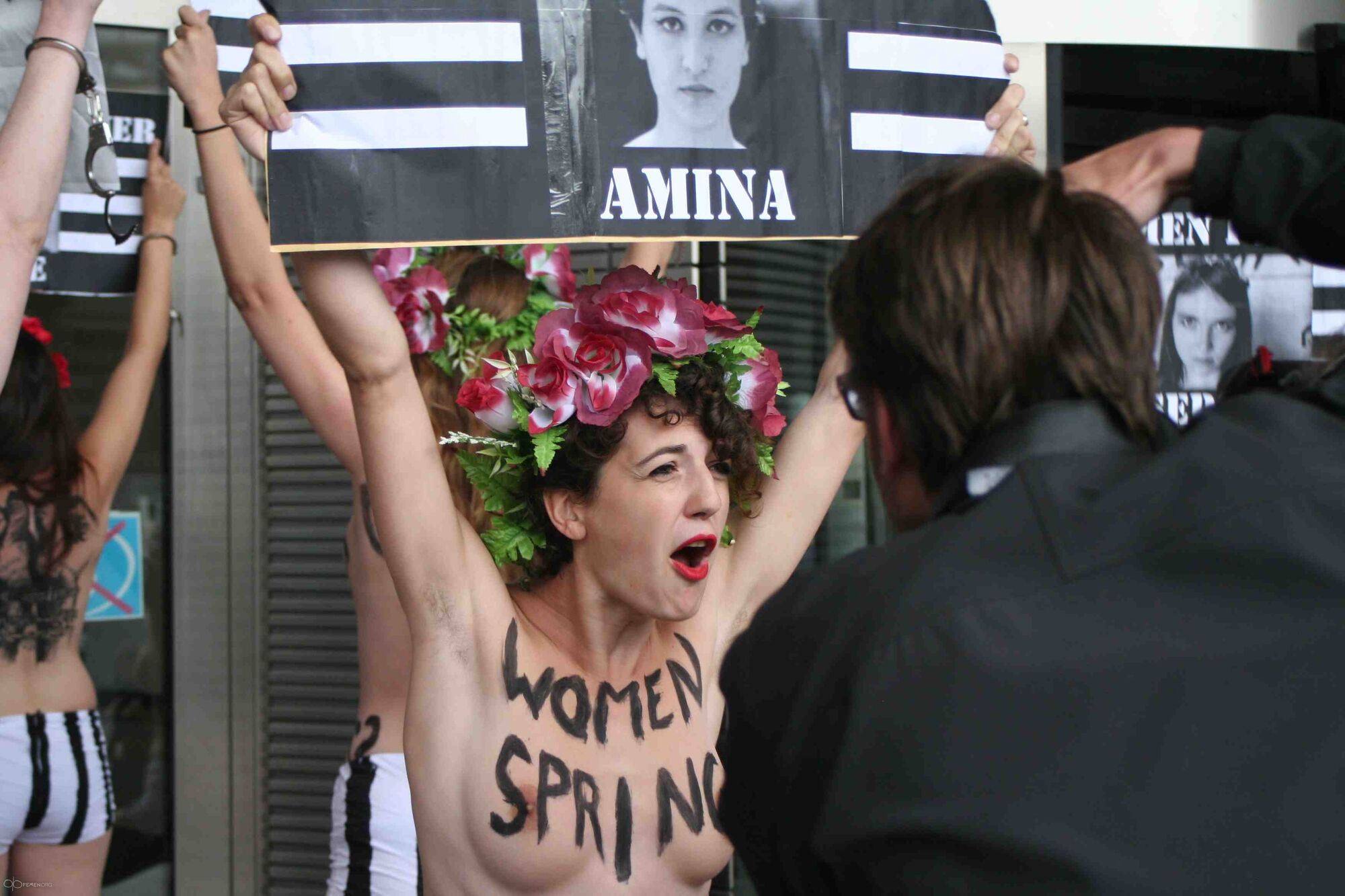Активістки FEMEN влаштували топлес-акцію біля стін Європарламенту