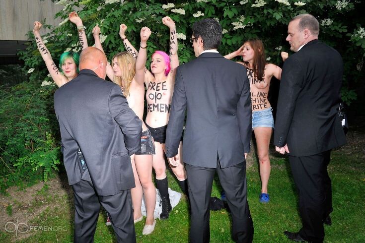 FEMEN снова устроили акцию для Меркель